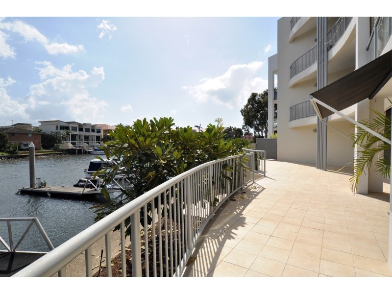 2/16-18 Canal Avenue, Runaway Bay QLD 4216