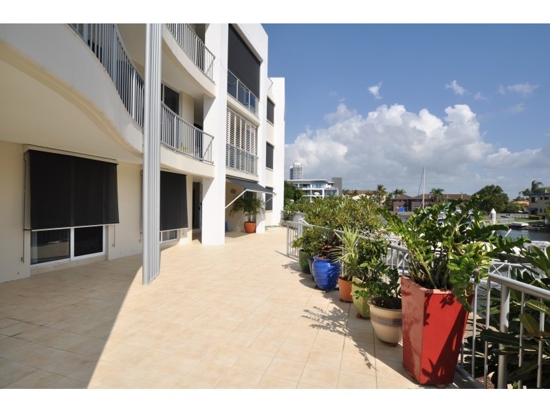 2/16-18 Canal Avenue, Runaway Bay QLD 4216