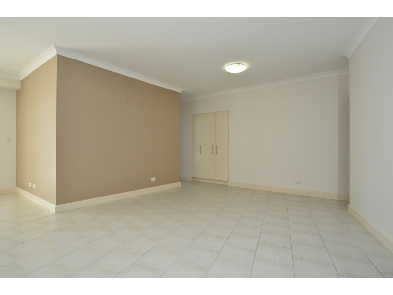 2/16-18 Canal Avenue, Runaway Bay QLD 4216