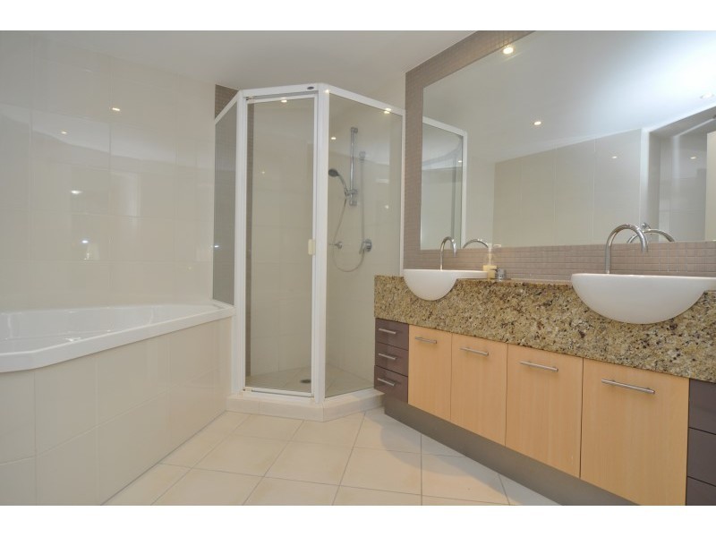 2/16-18 Canal Avenue, Runaway Bay QLD 4216