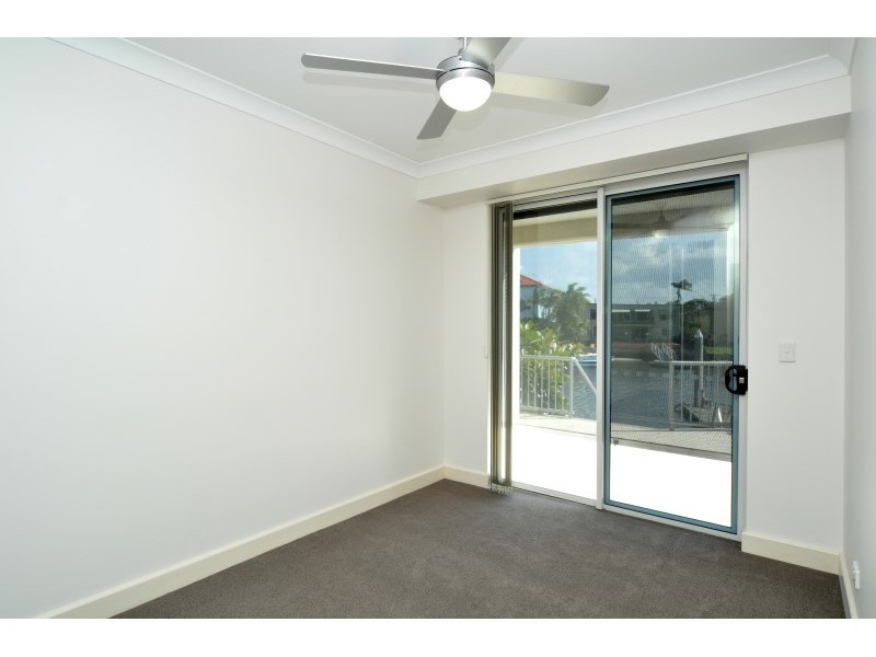 2/16-18 Canal Avenue, Runaway Bay QLD 4216