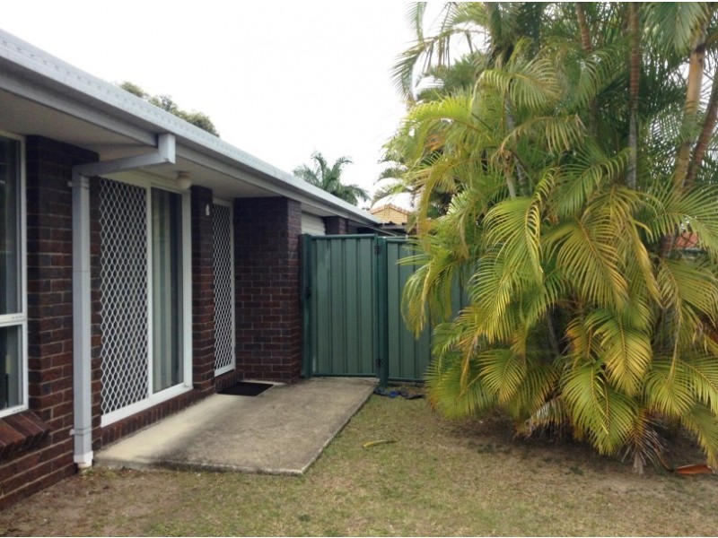 2/2 Melanie Place, Labrador QLD 4215