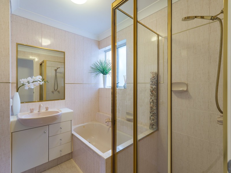 6/7 Esplanade West, Paradise Point QLD 4216