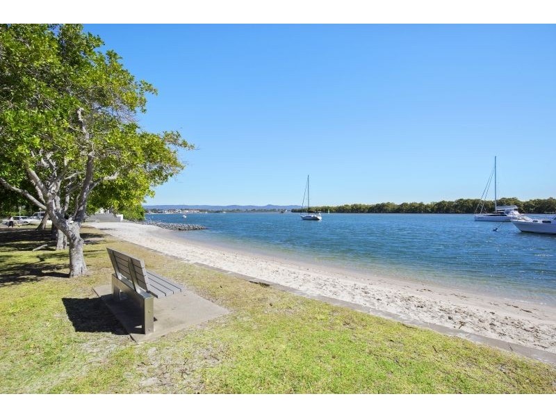 6/7 Esplanade West, Paradise Point QLD 4216