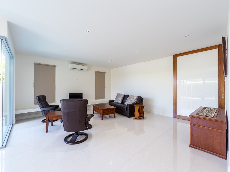 43 Bruce Avenue, Paradise Point QLD 4216
