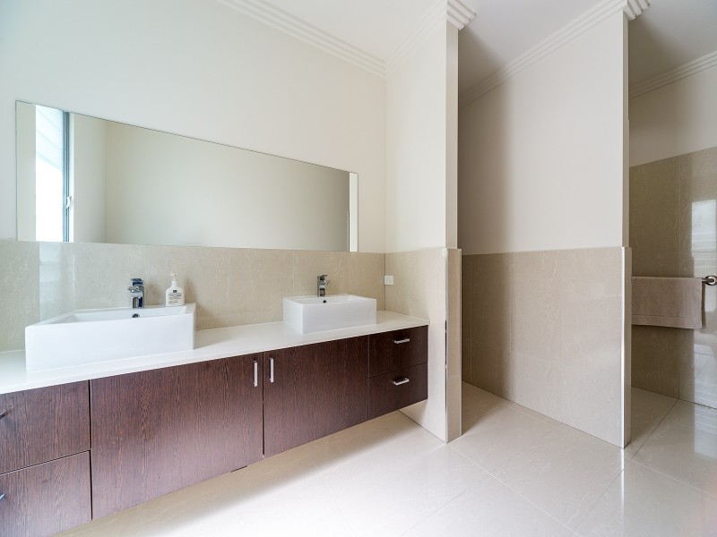 43 Bruce Avenue, Paradise Point QLD 4216