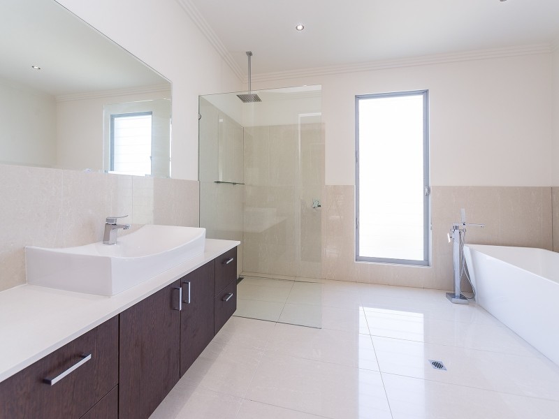 43 Bruce Avenue, Paradise Point QLD 4216