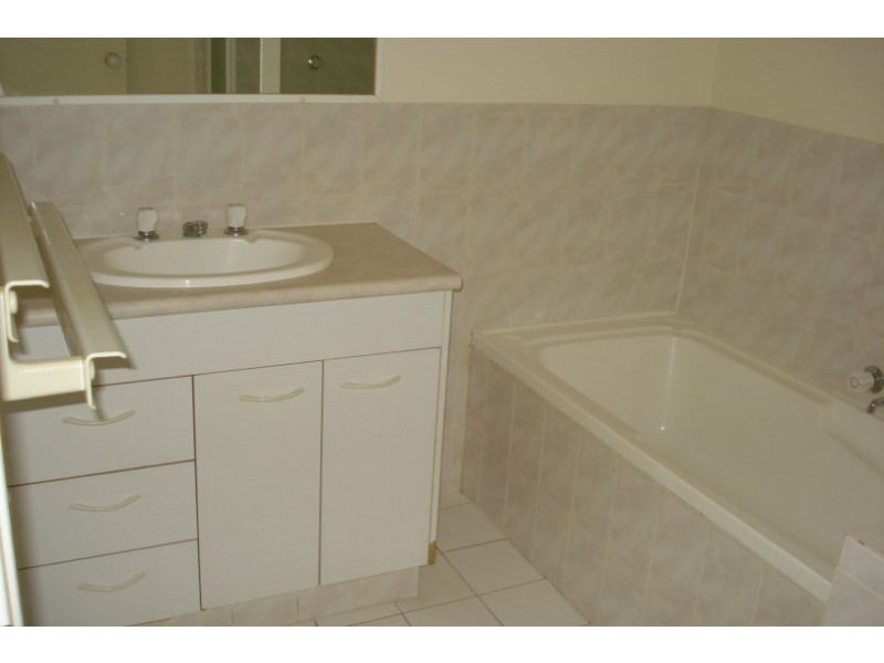 2/104 Greenacre Drive, Parkwood QLD 4214