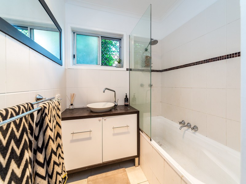 69 Jacaranda Avenue, Hollywell QLD 4216