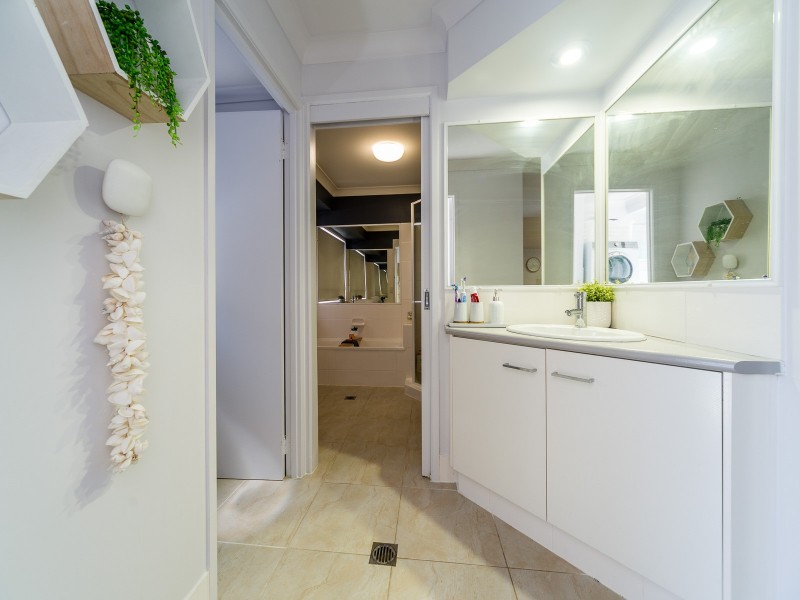 5 Saltbreeze Court, Runaway Bay QLD 4216