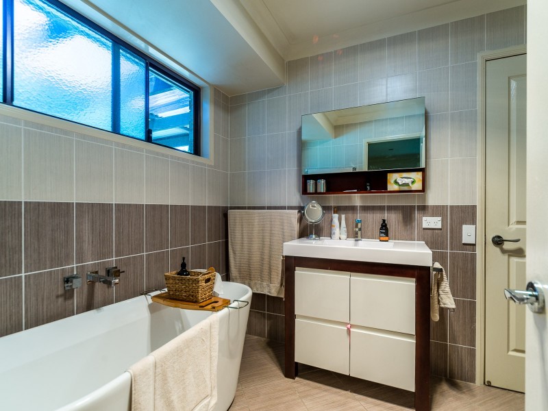 12 Samuel Court, Jacobs Well QLD 4208