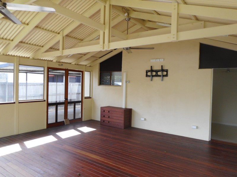 32 Donald Avenue, Paradise Point QLD 4216