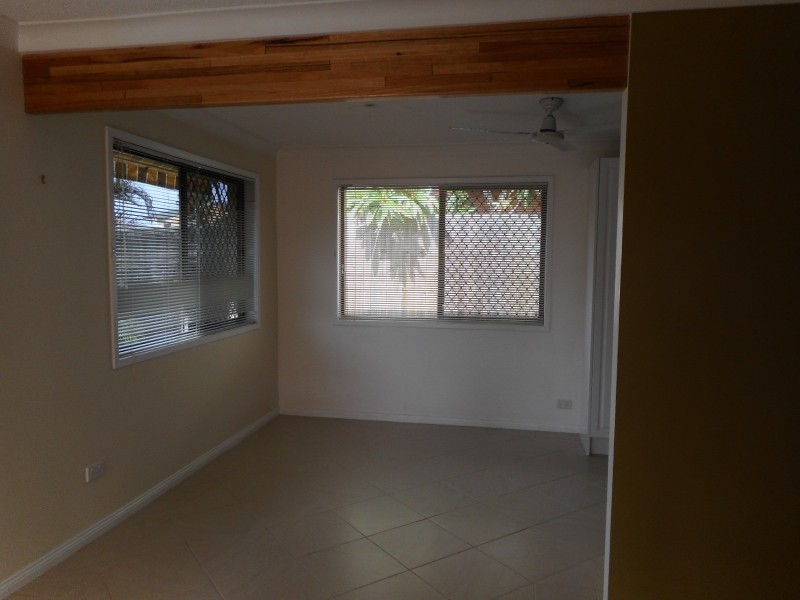 32 Donald Avenue, Paradise Point QLD 4216