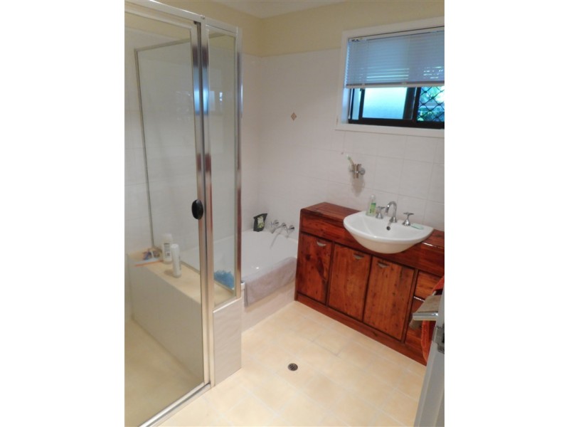 32 Donald Avenue, Paradise Point QLD 4216