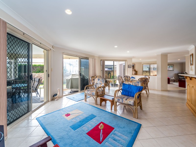 16 Walter Raleigh Crescent, Hollywell QLD 4216