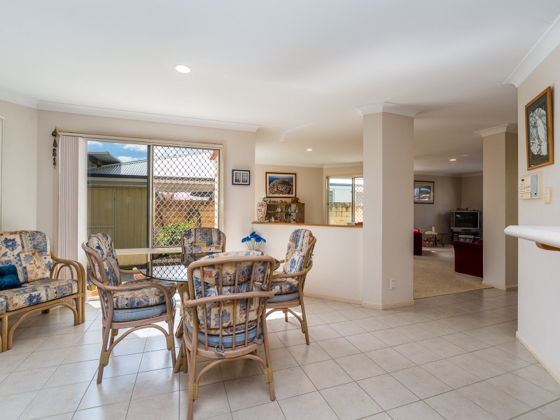 16 Walter Raleigh Crescent, Hollywell QLD 4216