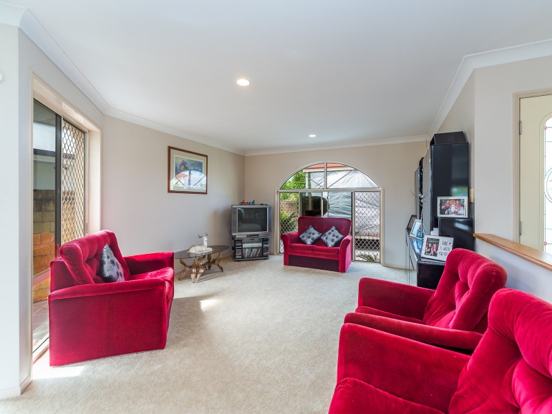 16 Walter Raleigh Crescent, Hollywell QLD 4216