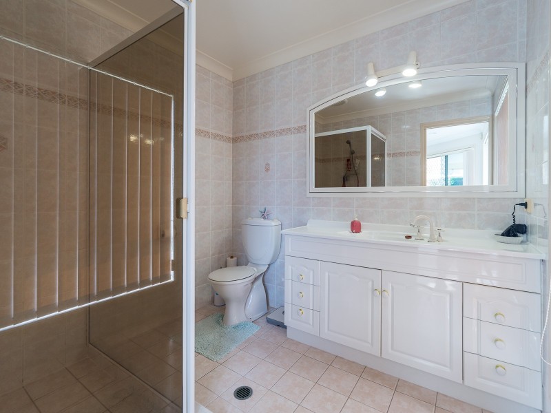 16 Walter Raleigh Crescent, Hollywell QLD 4216