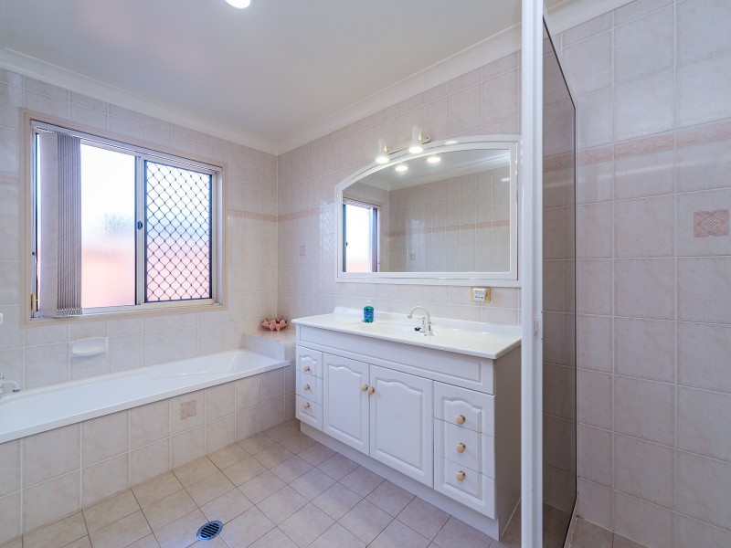 16 Walter Raleigh Crescent, Hollywell QLD 4216
