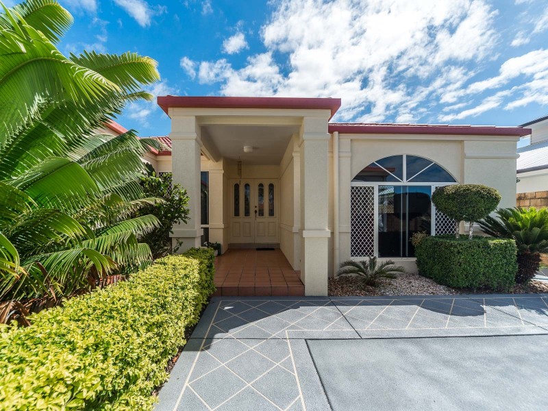 16 Walter Raleigh Crescent, Hollywell QLD 4216