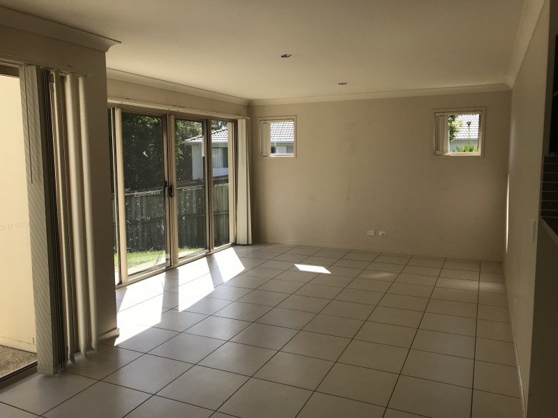 8 Alford Lane, Pacific Pines QLD 4211