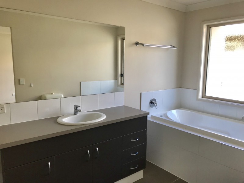 8 Alford Lane, Pacific Pines QLD 4211