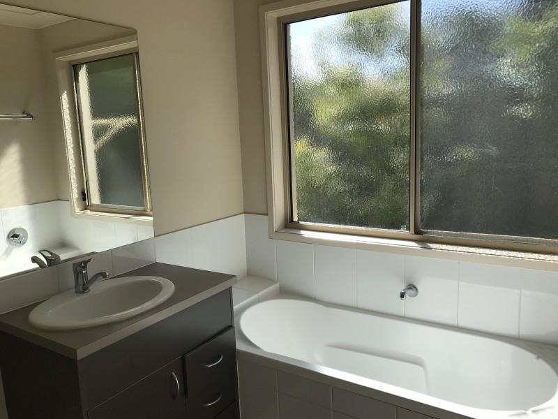 8 Alford Lane, Pacific Pines QLD 4211