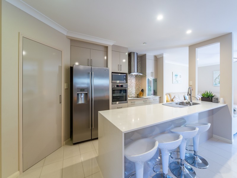 2/33 Drake Avenue, Paradise Point QLD 4216