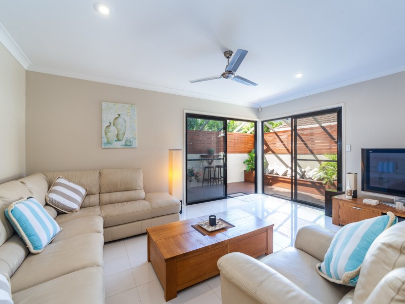 2/33 Drake Avenue, Paradise Point QLD 4216