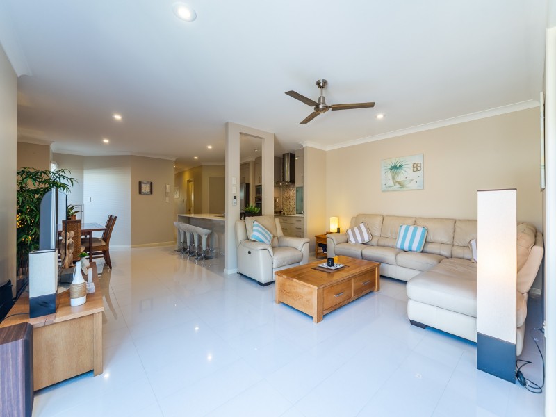2/33 Drake Avenue, Paradise Point QLD 4216