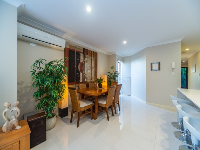 2/33 Drake Avenue, Paradise Point QLD 4216