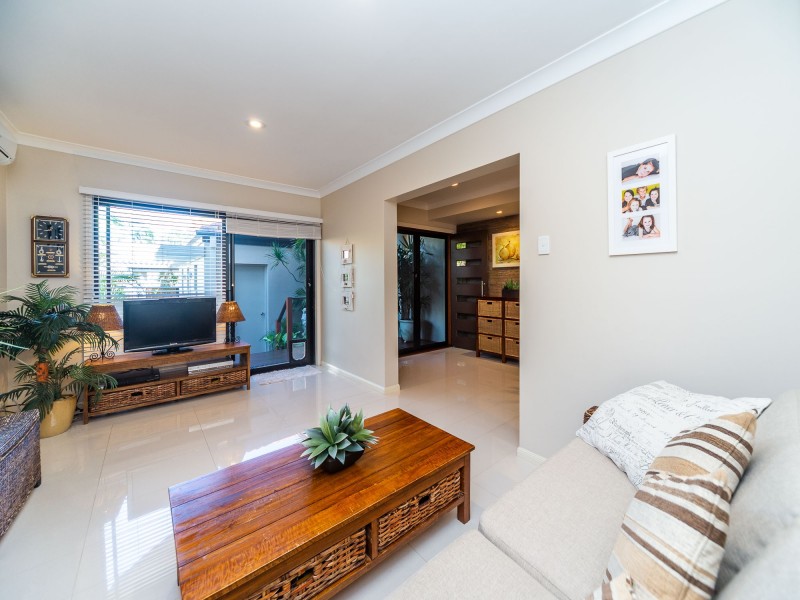 2/33 Drake Avenue, Paradise Point QLD 4216