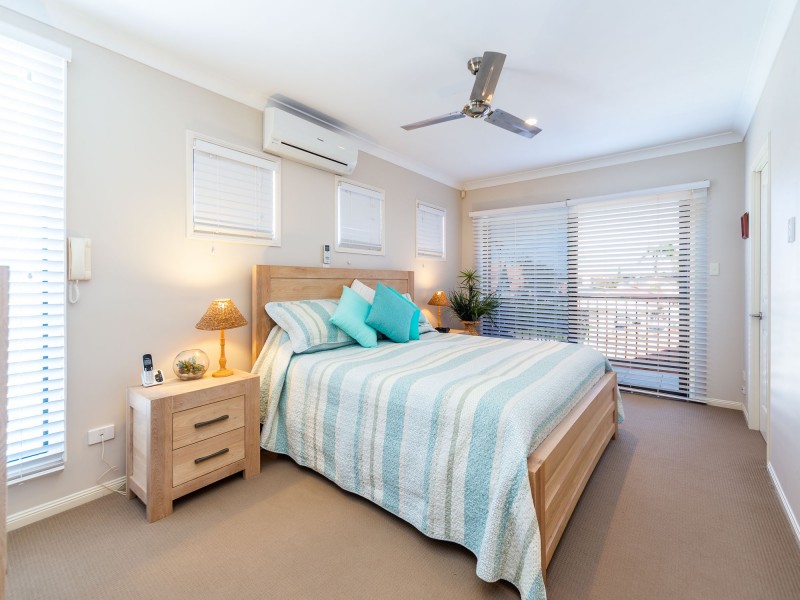 2/33 Drake Avenue, Paradise Point QLD 4216
