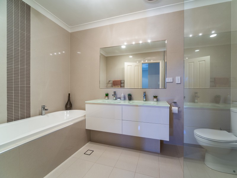 2/33 Drake Avenue, Paradise Point QLD 4216