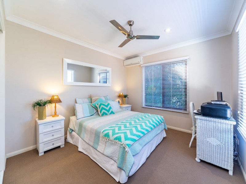 2/33 Drake Avenue, Paradise Point QLD 4216
