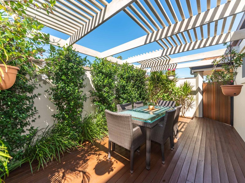 2/33 Drake Avenue, Paradise Point QLD 4216
