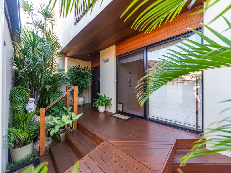 2/33 Drake Avenue, Paradise Point QLD 4216