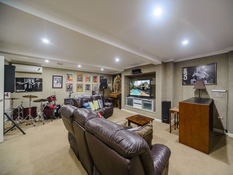 12 Hansford Road, Coombabah QLD 4216