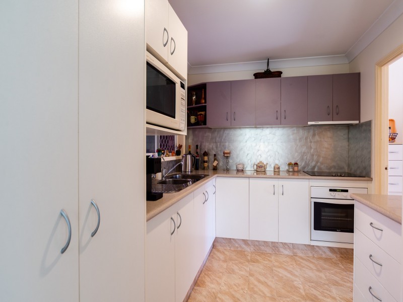 1/6 Annette Court, Labrador QLD 4215