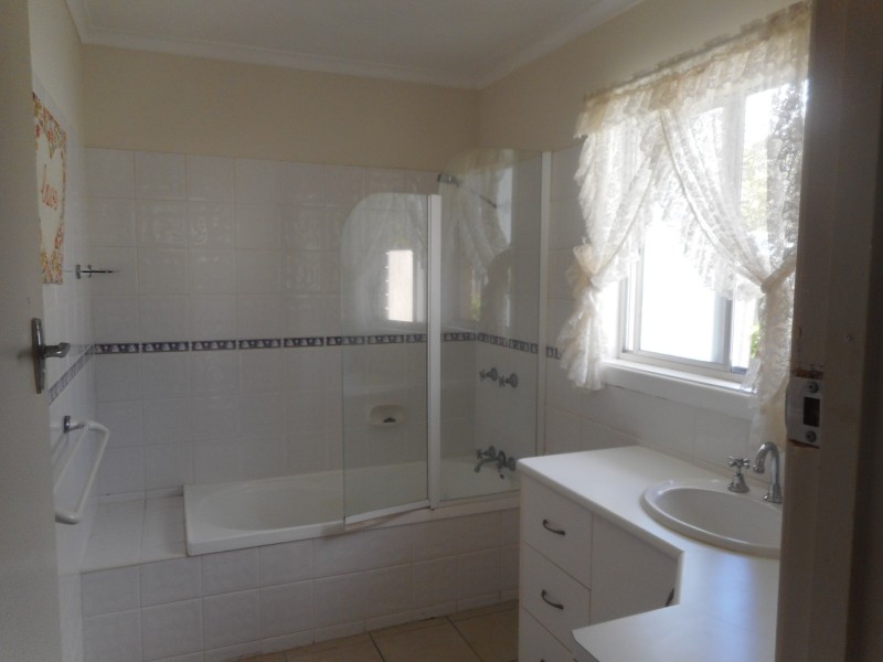 42 Errol Avenue, Paradise Point QLD 4216