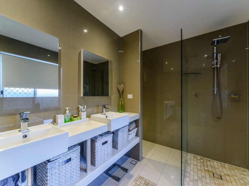 498 Oxley Drive, Runaway Bay QLD 4216