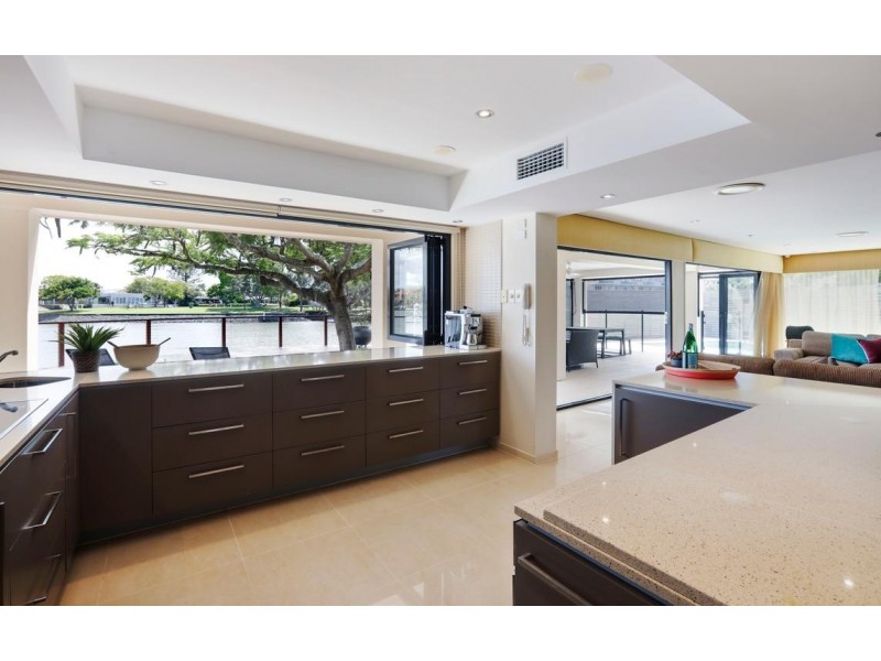37 Vaggelas Crescent, Biggera Waters QLD 4216