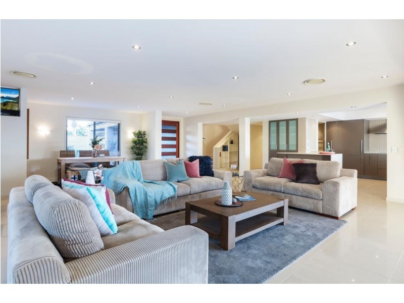37 Vaggelas Crescent, Biggera Waters QLD 4216