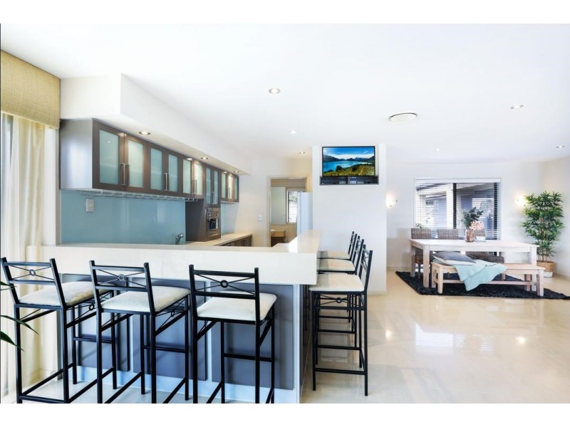 37 Vaggelas Crescent, Biggera Waters QLD 4216