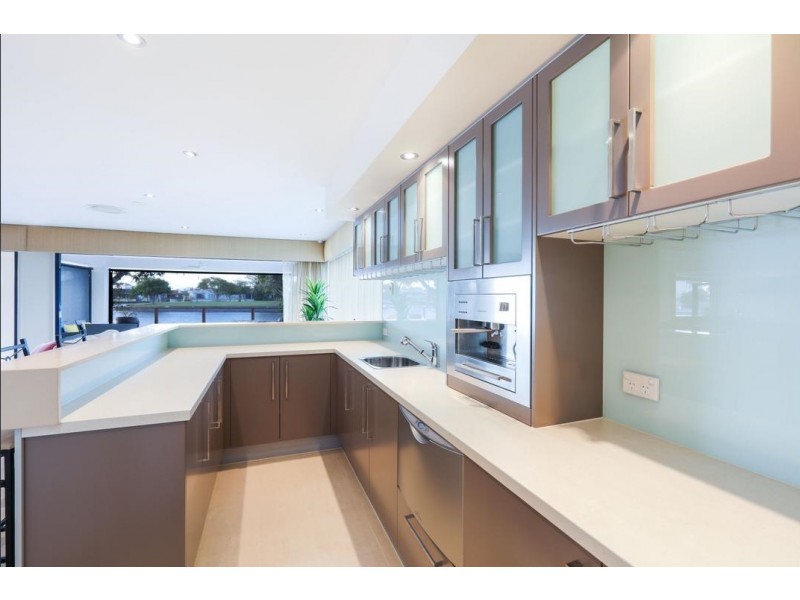 37 Vaggelas Crescent, Biggera Waters QLD 4216