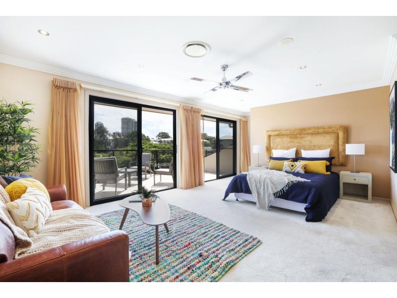 37 Vaggelas Crescent, Biggera Waters QLD 4216