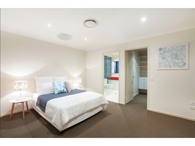37 Vaggelas Crescent, Biggera Waters QLD 4216