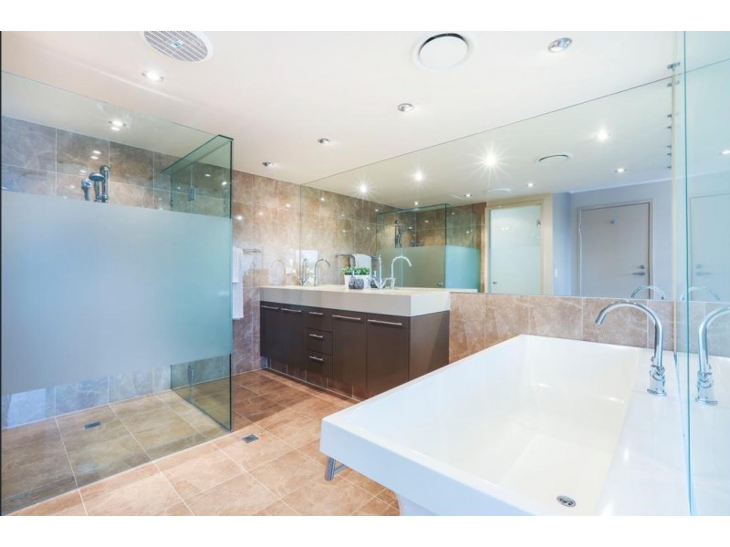 37 Vaggelas Crescent, Biggera Waters QLD 4216