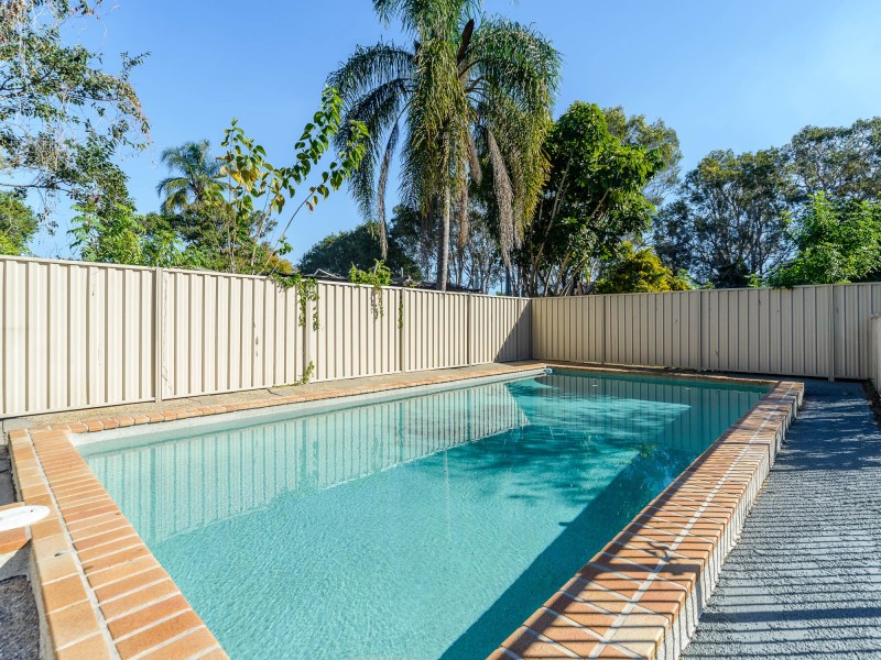 4 Falkinder Avenue, Paradise Point QLD 4216