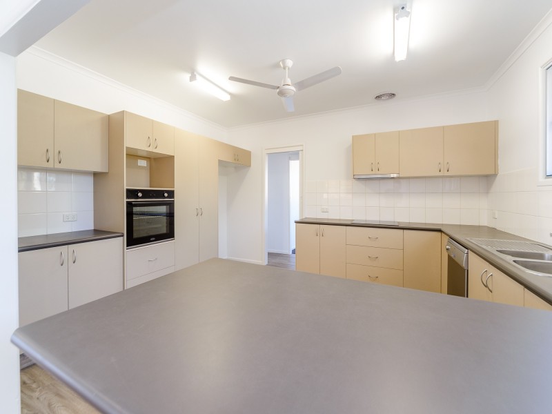 4 Falkinder Avenue, Paradise Point QLD 4216